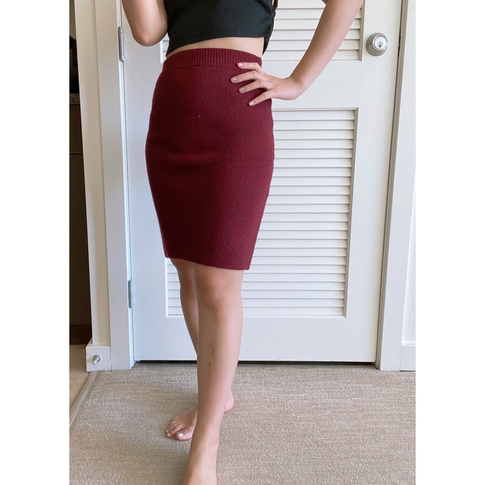 Elegant knitted pencil skirt